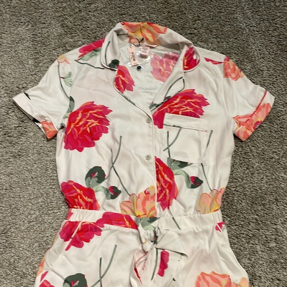 ✨BRAND NEW✨ Victoria’s Secret Floral Romper Size XS - Picture 2 of 4